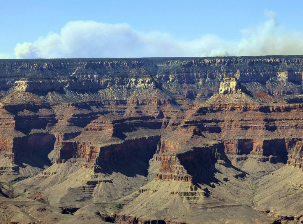 Zbog požara evakuacije u nacionalnim parkovima Grand Kanjon i Blek Kanjon