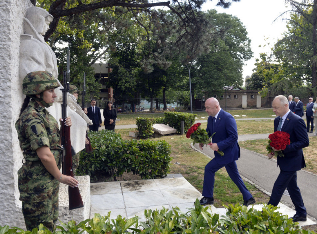 Popović sa Karpovičem položio vence na Groblju oslobodilaca
