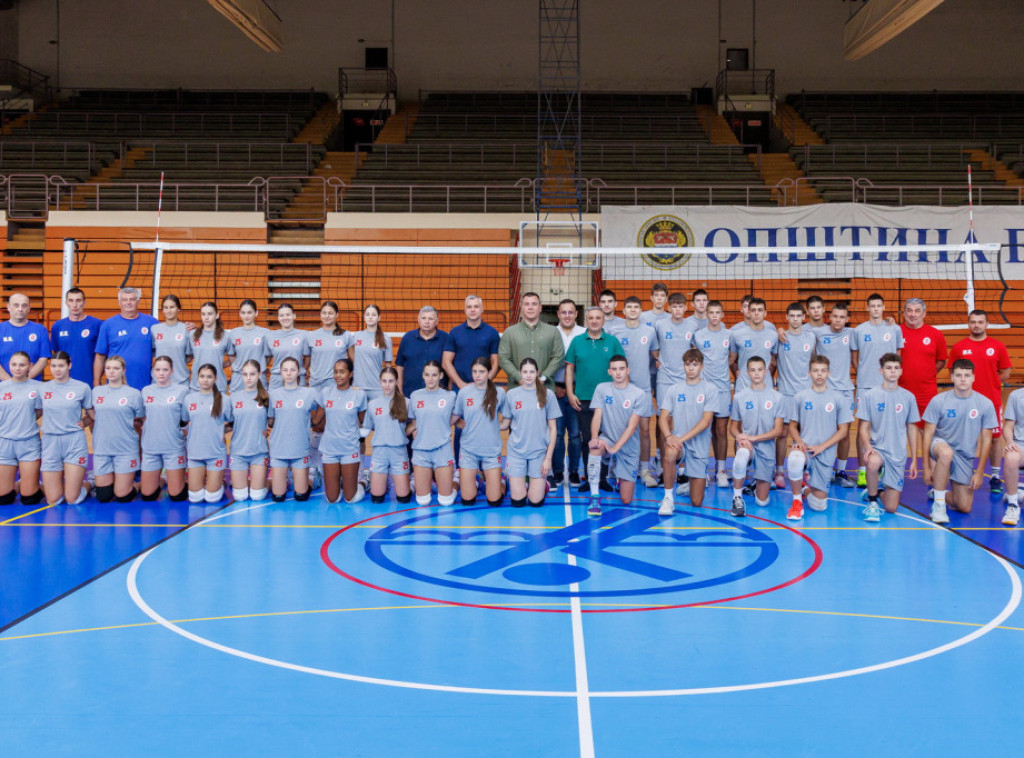 Pokrajinski sekretar za sport i omladinu Dane Basta posetio odbojkaški kamp u Bečeju