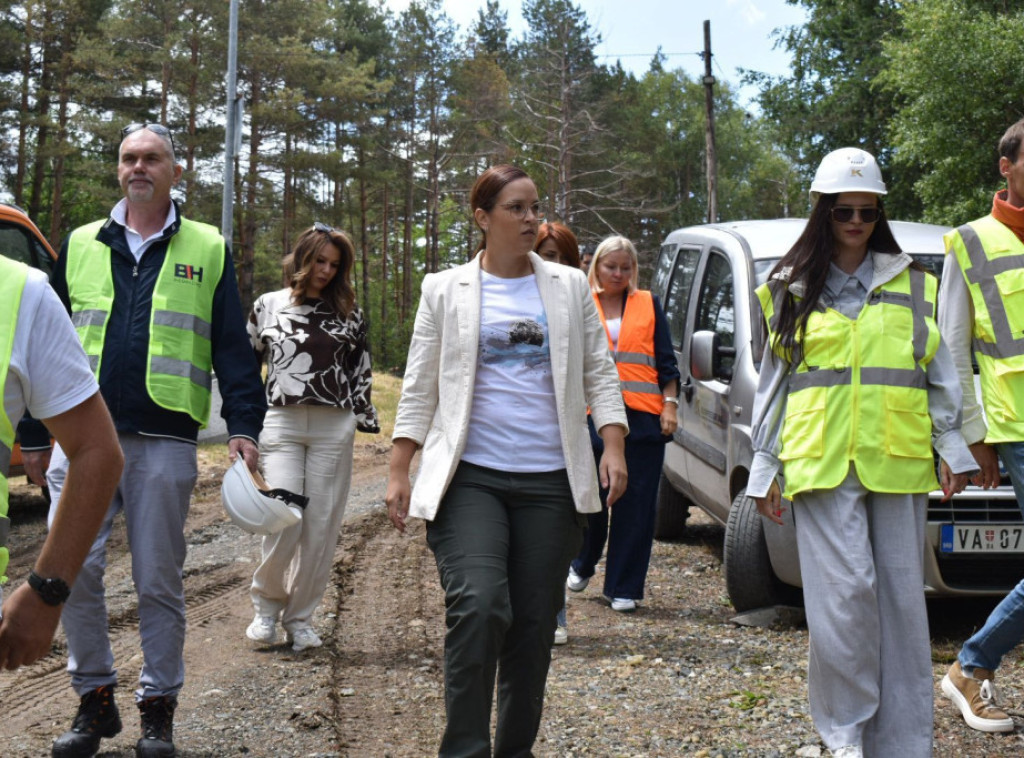 Ministarka Pavkov obišla radove na izgradnji kanalizacione mreže u naselju Divčibare