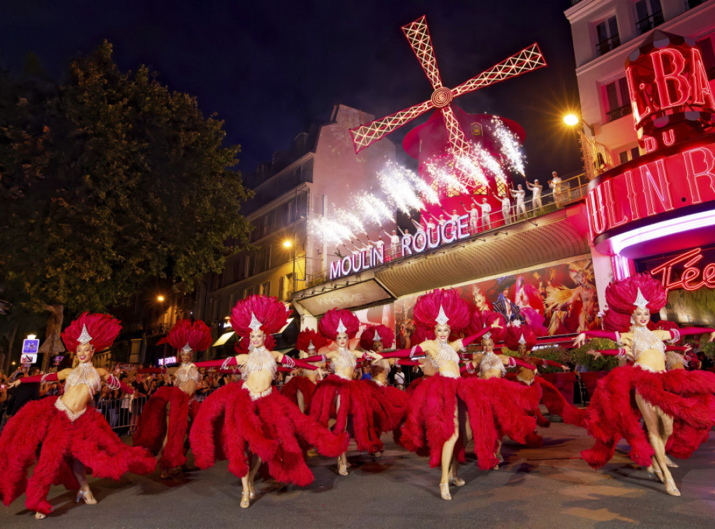 Crvena vetrenjača na Mulen Ružu ponovo radi nakon 14 meseci