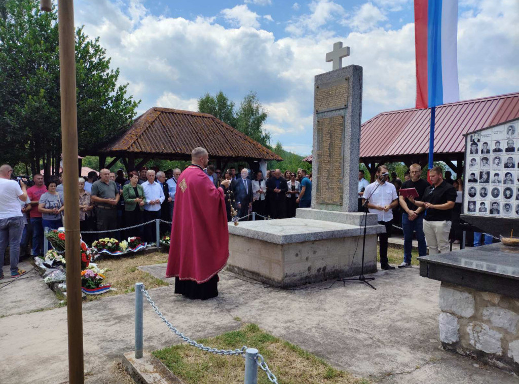 U Zalazju kod Srebrenice parastos za 69 srpskih civila i vojnika ubijenih 1992.