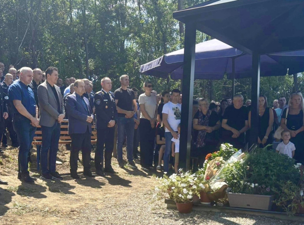 Dačić i Vasiljević na godišnjem pomenu policajcu Nikoli Krsmanoviću
