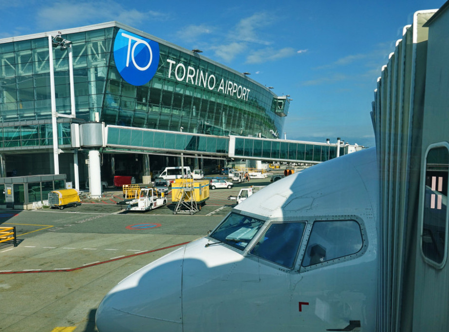 Putnički avion sa motorom u plamenu prinudno sleteo kod Torina