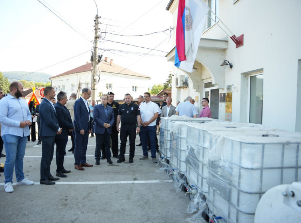 Macut i Dačić u Svrljigu uručili osam rezervoara za pijaću vodu zbog nestašice