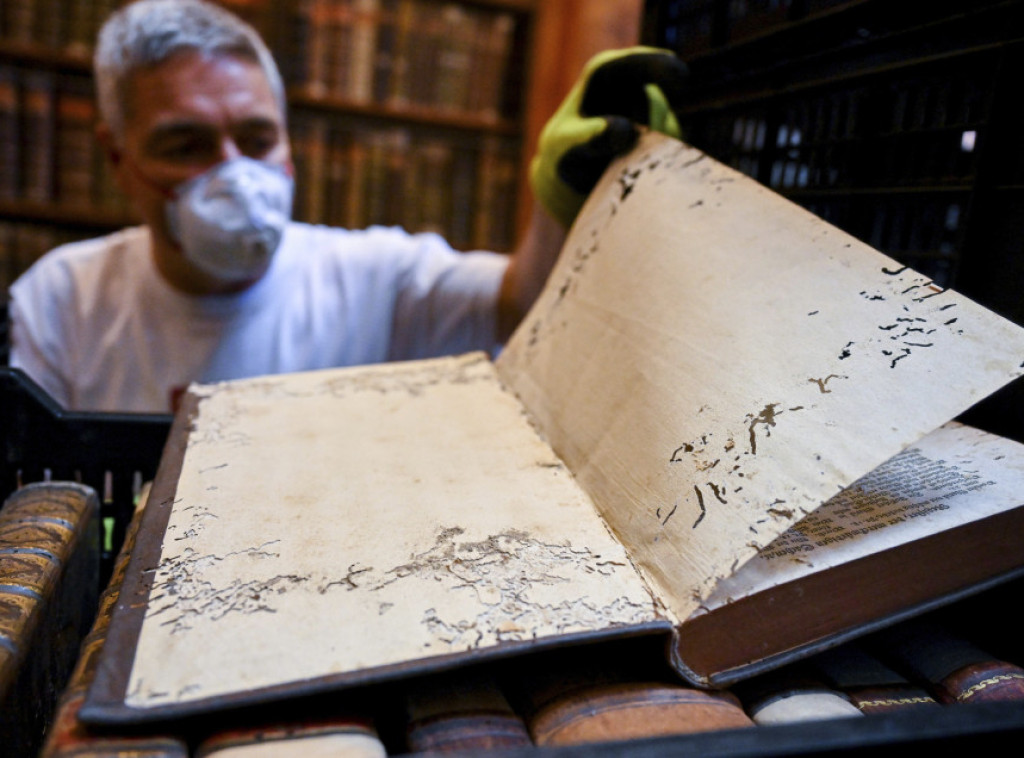 Mađarska: Hiljade knjiga iz srednjovekovne opatije u karantinu zbog najezde insekata