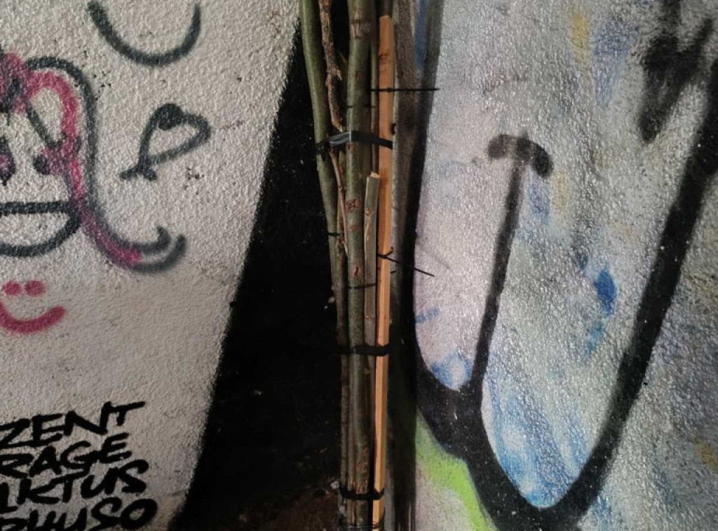 Policija u Užicu pronašla drvene motke u prolazu ispod Železničke stanice