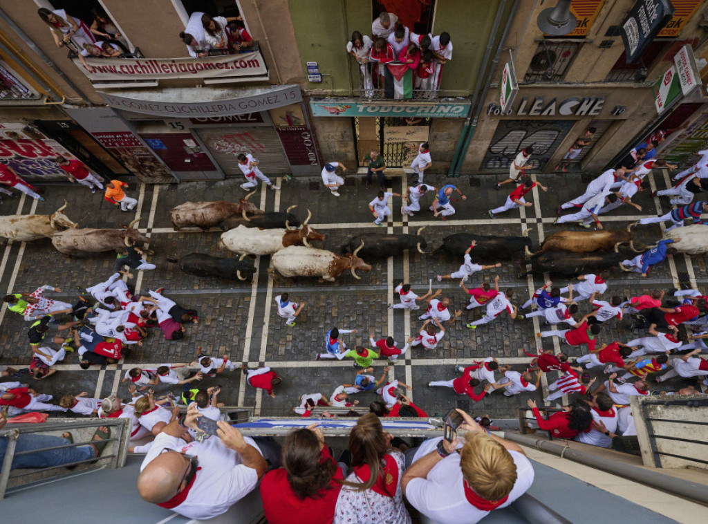 Sve više žena se odlučuje da učestvuje u opasnoj trci sa bikovima u Pamploni