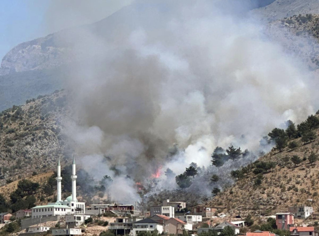 Gašenje požara na brdu Fortica kod Mostara još traje, objekti nisu ugroženi