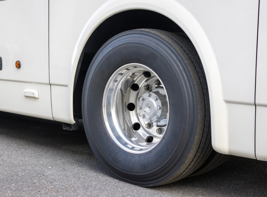 Autobus u Nišu sleteo sa kolovoza i udario jednu osobu