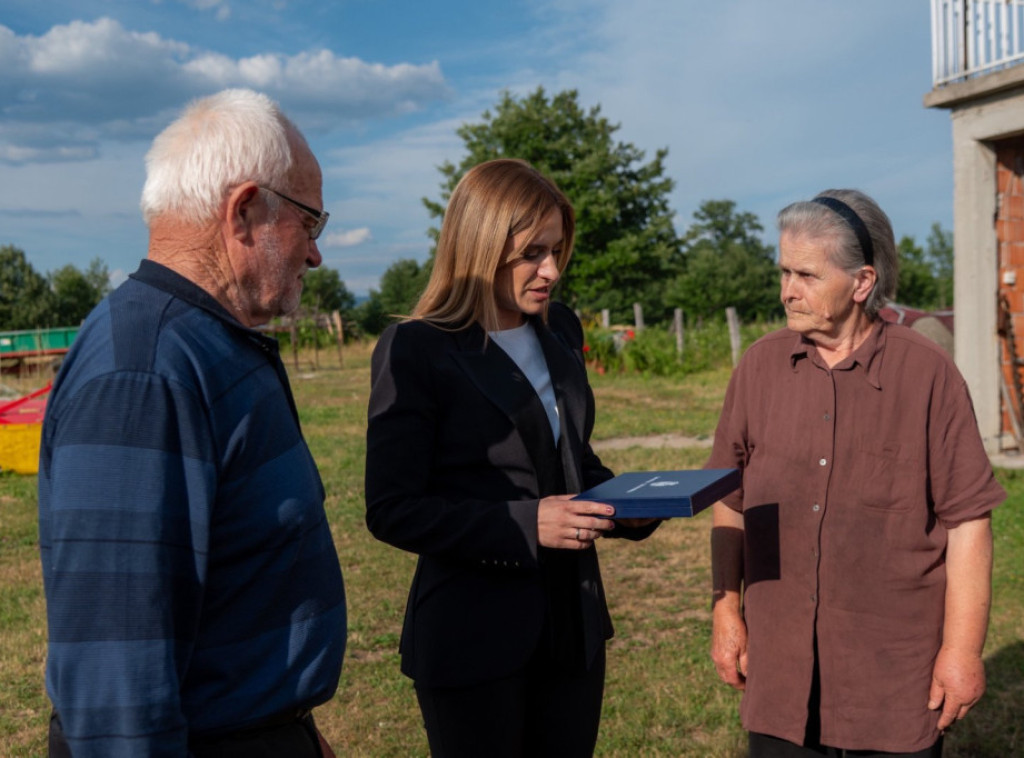 Đurđević Stamenkovski uručila boračku spomenicu porodici Predraga Leovca