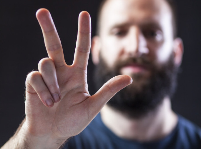 Srbin proteran iz Hrvatske zbog fotografije sa podignuta tri prsta