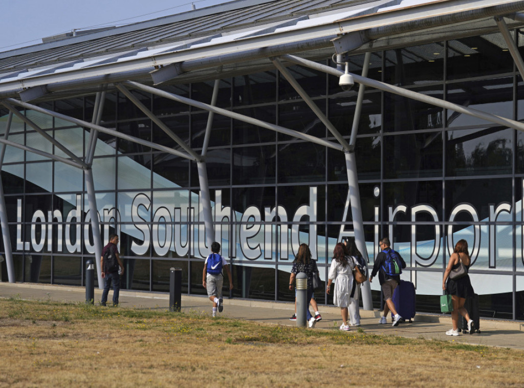 Četiri osobe poginule u padu aviona na aerodromu u Sautendu