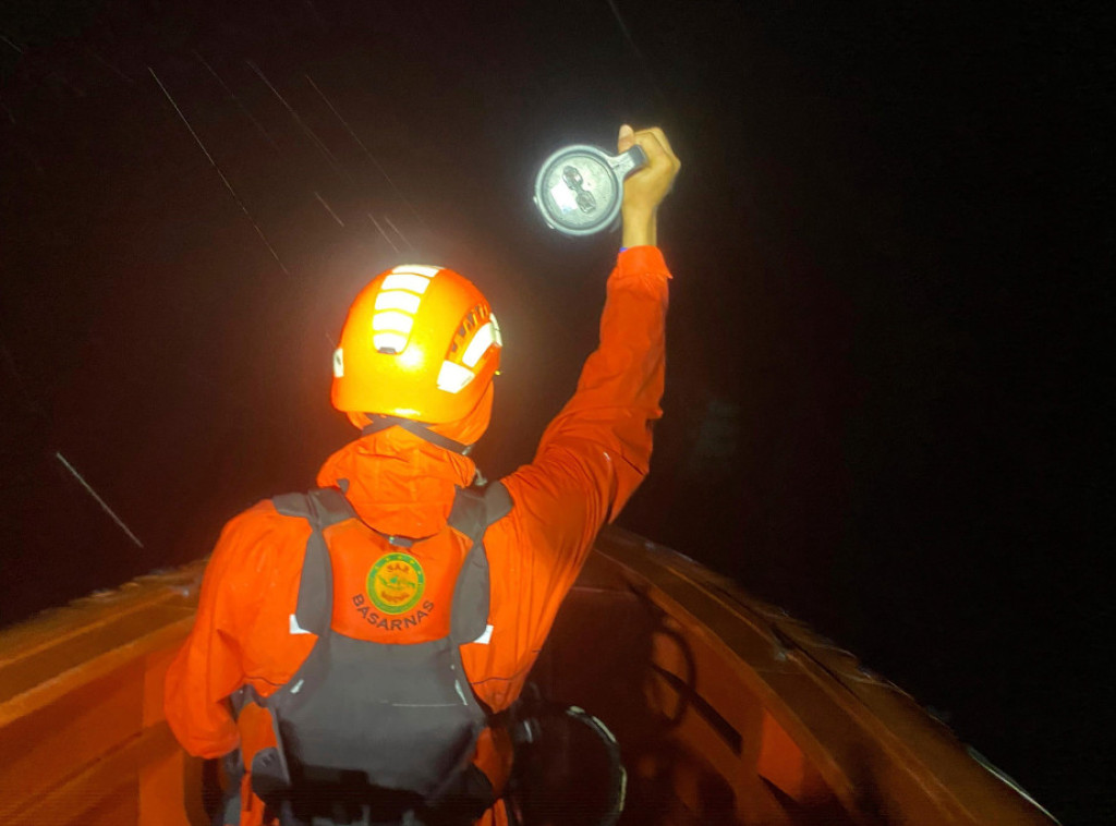 Indonežanski spasioci izvukli 11 preživelih nakon prevrtanja čamca