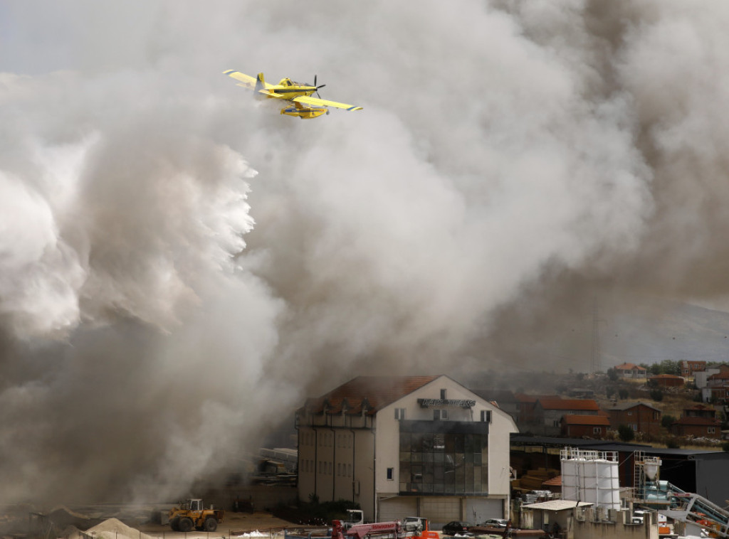 Mostar: Požar iznad Mostara gasi helikopter Oružanih snaga BiH