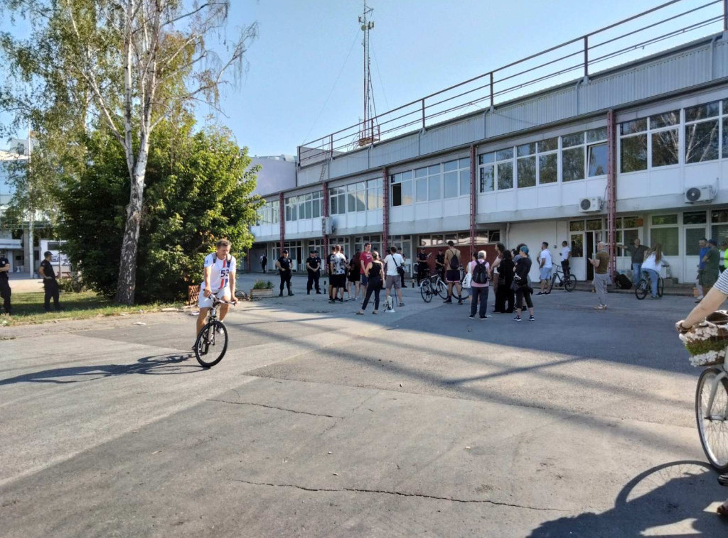 Novi Sad: Studenti koji blokiraju i jutros pokušavaju da spreče ispitni rok Pravnog fakulteta na Sajmu