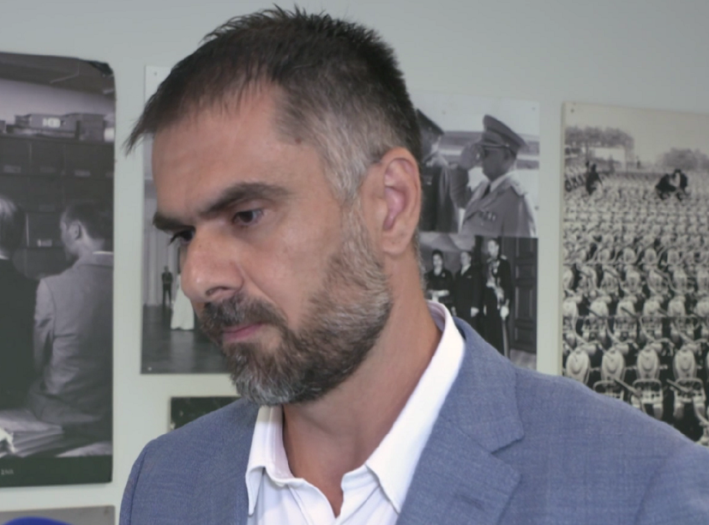 Mićin: Studenti ulaze na Sajam u Novom Sadu prolazeći kroz špalir ljudi koji ih omalovažavaju