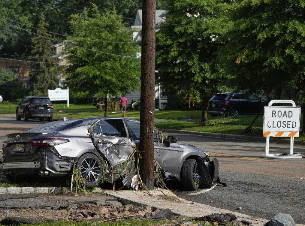 Dve osobe poginule u Nju Džersiju, njihovo vozilo odnela poplava