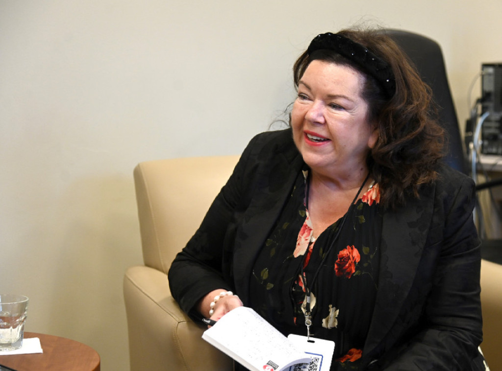 Specijalni izaslanik Velike Britanije Karen Pirs u poseti manastiru Gračanica