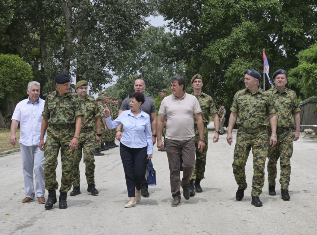 Ministar Gašić obišao posadu pontonskog mosta kod Svilajnca
