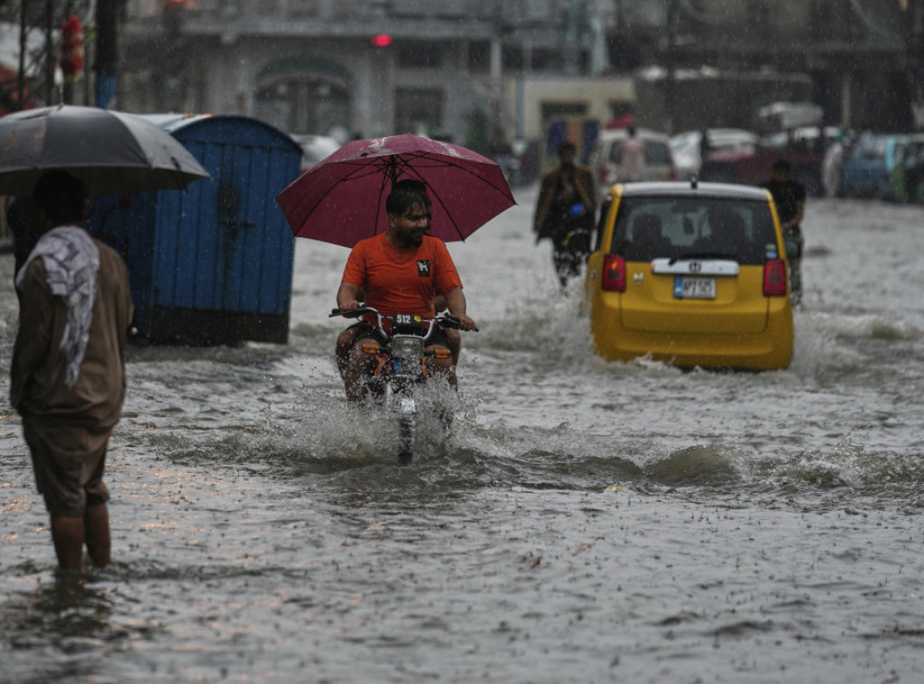 Najmanje 63 osobe poginule u poplavama u Pakistanu, proglašeno vanredno stanje