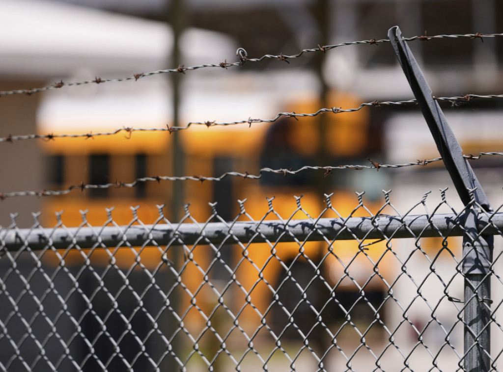 U udesu školskog autobusa u Engleskoj poginuo jedan učenik, dva povređena