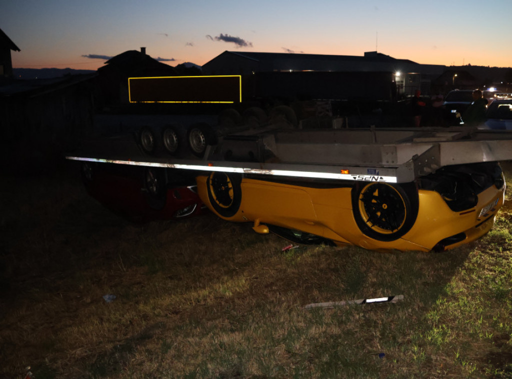 Kod Preljine se prevrnuo kamion sa prikolicom na kojoj su bili luksuzni automobili