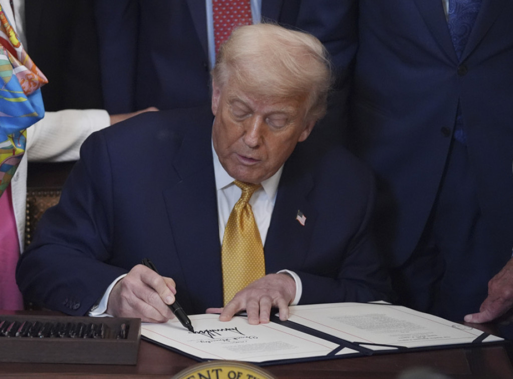 Tramp reklasifikuje neke federalne službenike, olakšavajući otpuštanje