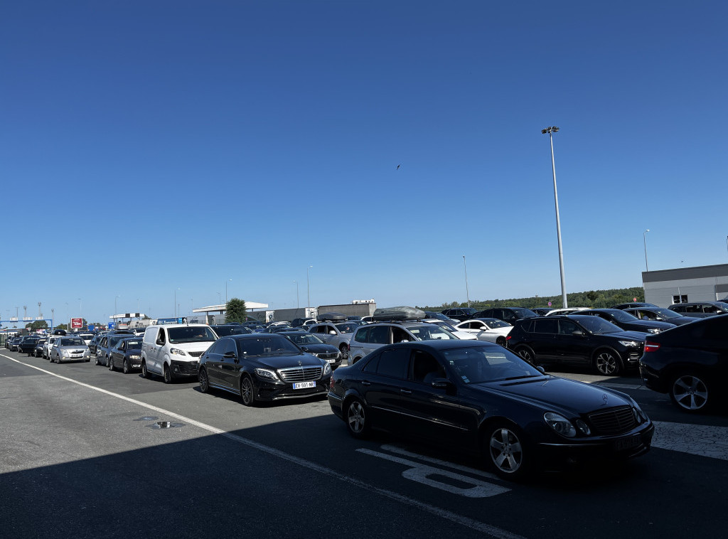 Na graničnom prelazu Batrovci čekanja na ulazu u zemlju duža od jednog sata, na izlazu 30 minuta