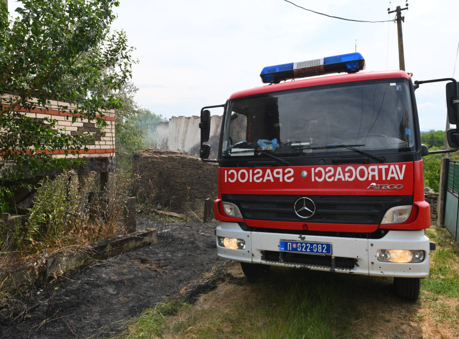 Gori stara fabrika u Irigu, vatrogasci na terenu