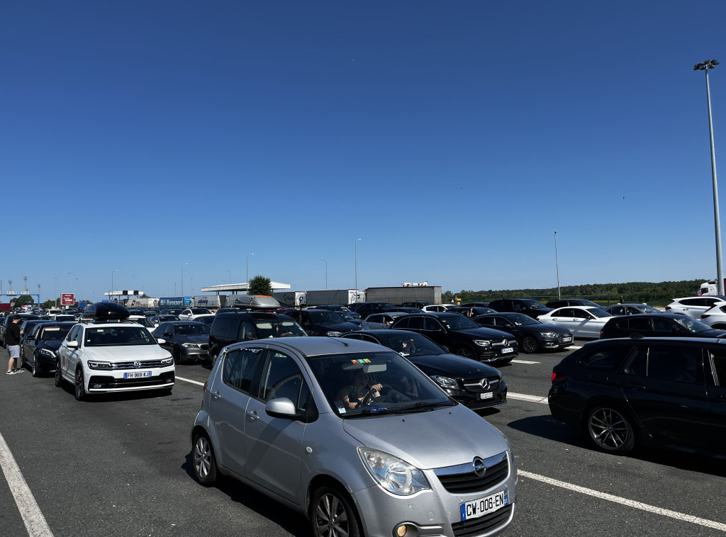 Na graničnim prelazima putnička vozila zadržavaju se do 45 minuta, teretna do 60 minuta