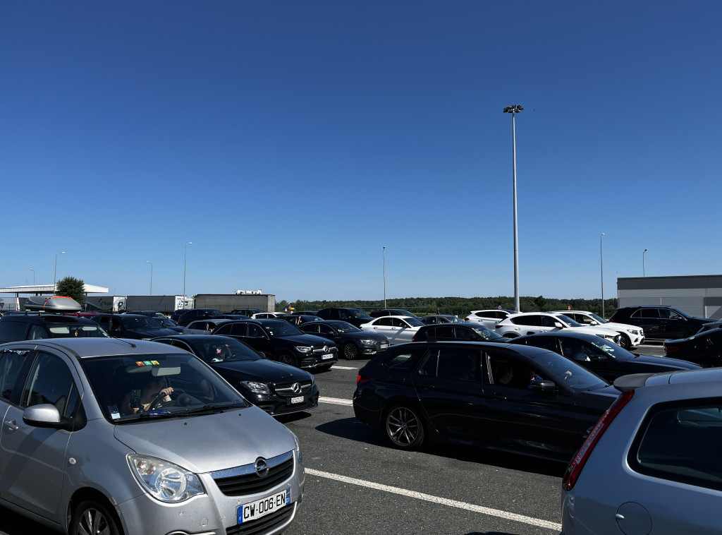 AMSS: Velike gužve na svim graničnim prelazima u piku letnje sezone