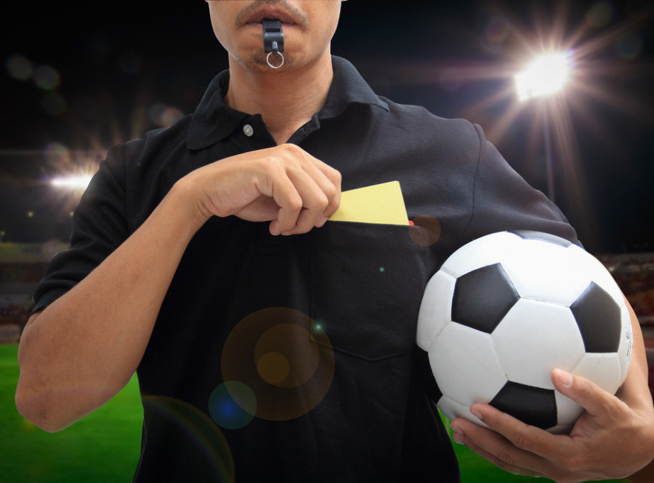 Španski arbitar Rikardo de Burgos sudiće meč između fudbalera Srbije i Letonije