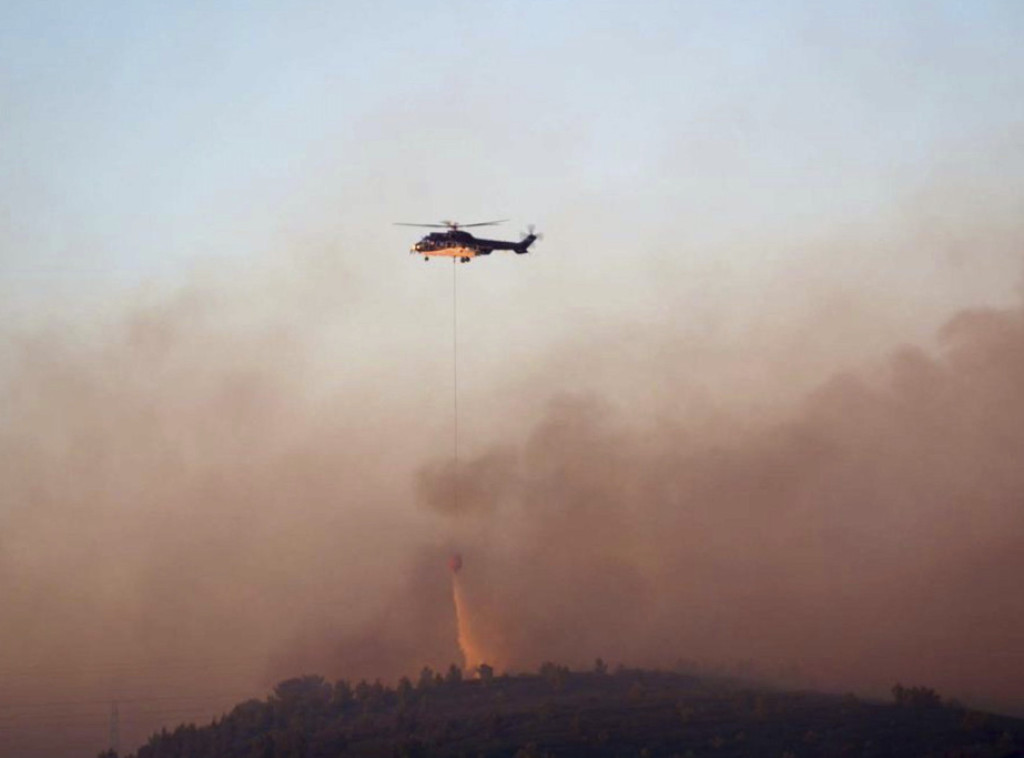 Stotine vatrogasaca se bori sa šumskim požarima u Francuskoj