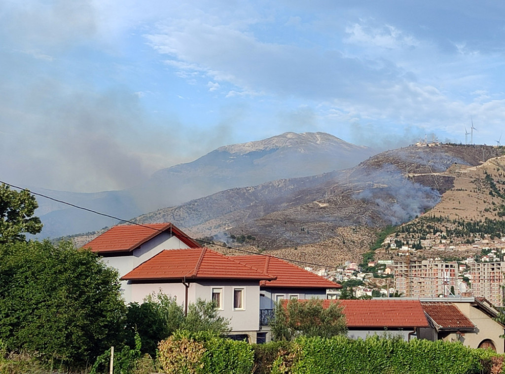Požar u okolini Mostara još uvek aktivan, čule se i eksplozije mina