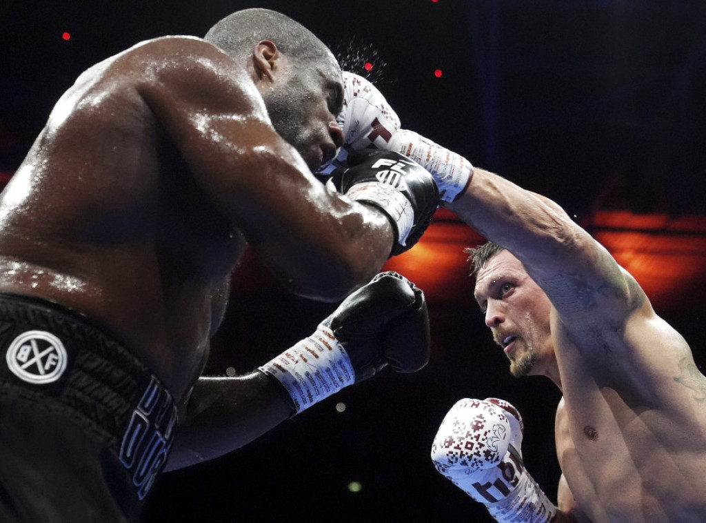 Ukrajinski bokser Usik odbranio titulu svetskog šampiona u teškoj kategoriji