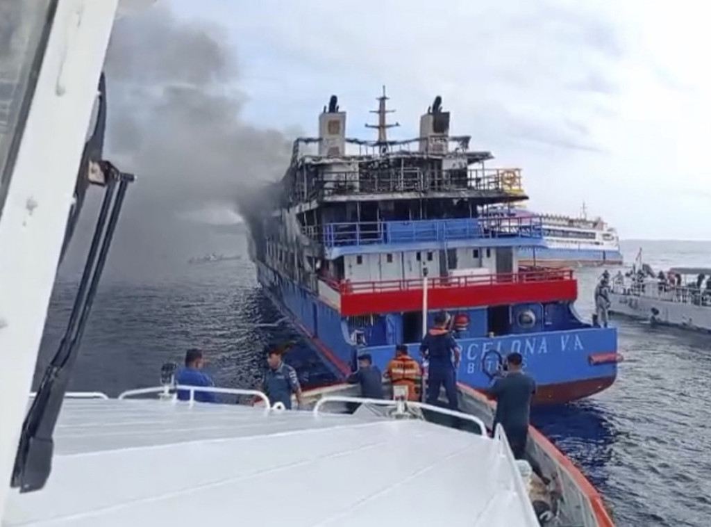 Najmanje pet ljudi poginulo kada se zapalio trajekt u Indoneziji