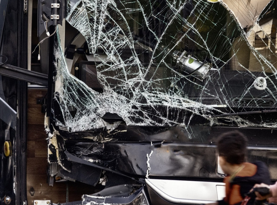 Sudar školskog autobusa i automobila u Čikagu, jedna osoba poginula, 11 povređeno