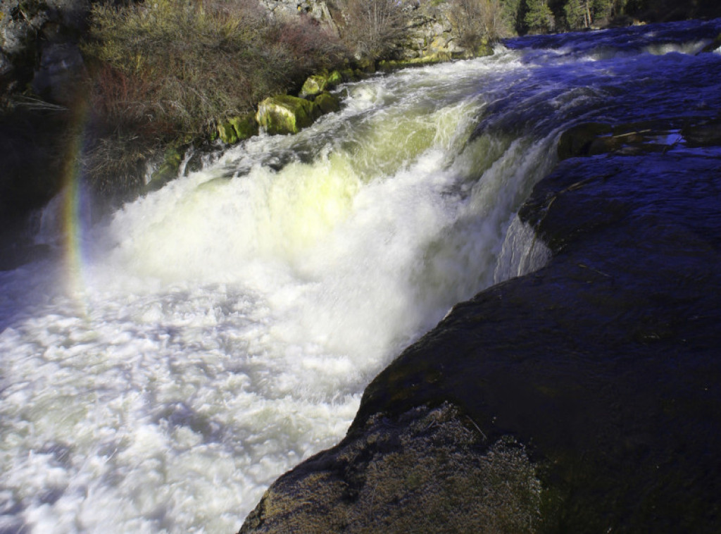 SAD: Šestoro ljudi palo niz vodopad, jedan poginuo, dvoje se vode kao nestali