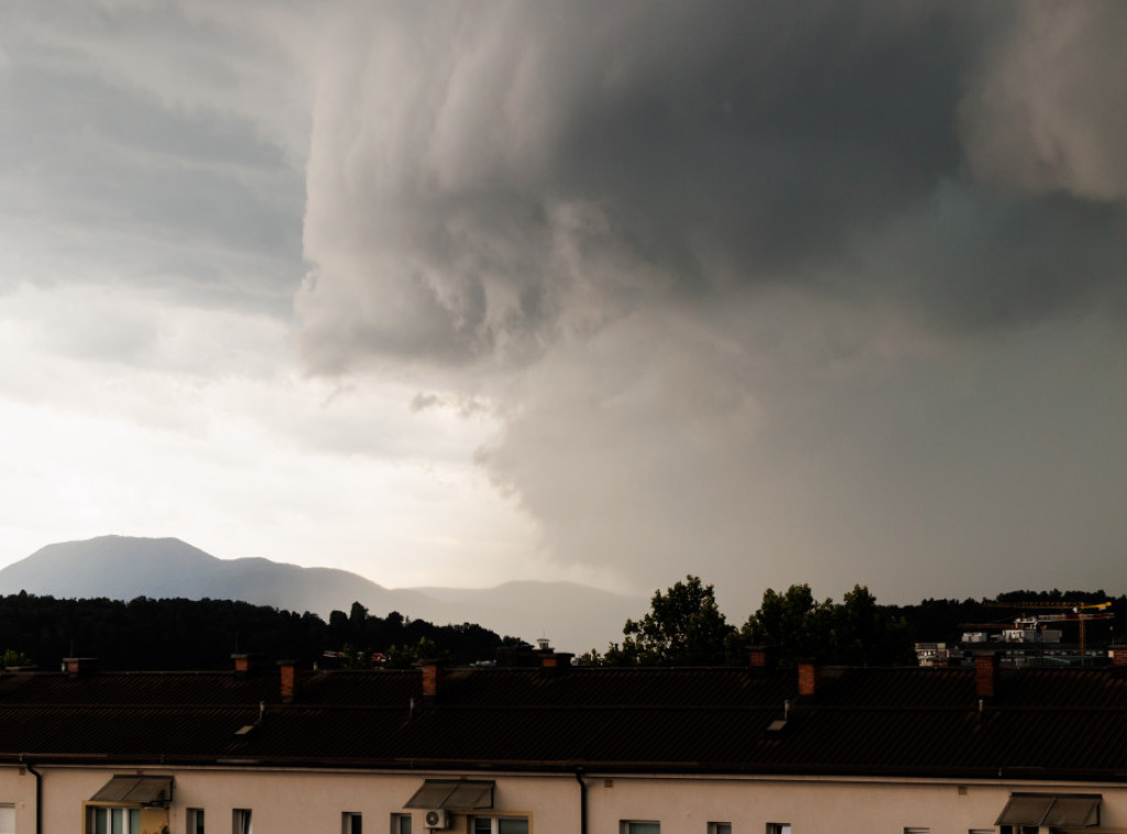 Zbog olujnog nevremena više od 7.400 potrošača ostalo bez struje u Ljubljani