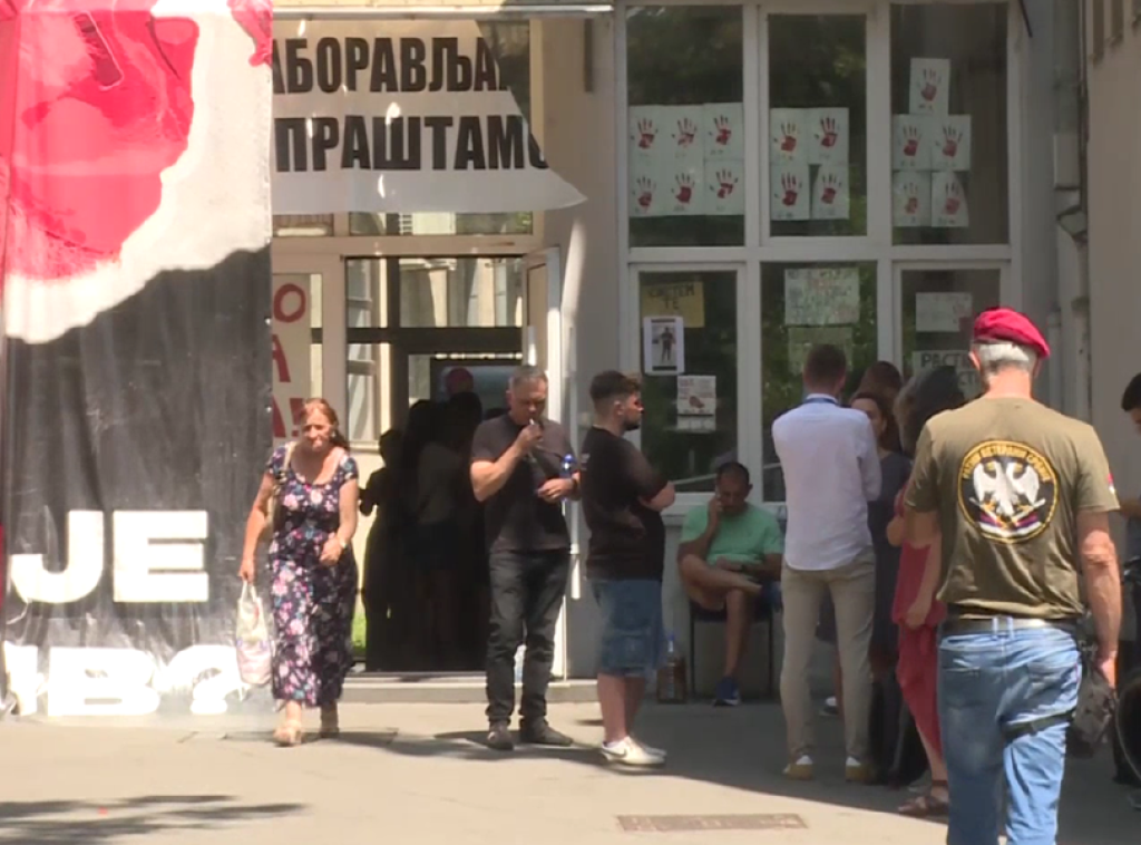 Studenti u blokadi okupili se ispred Visoke zdravstvene škole, tvrde da su ponovo ušli u školu
