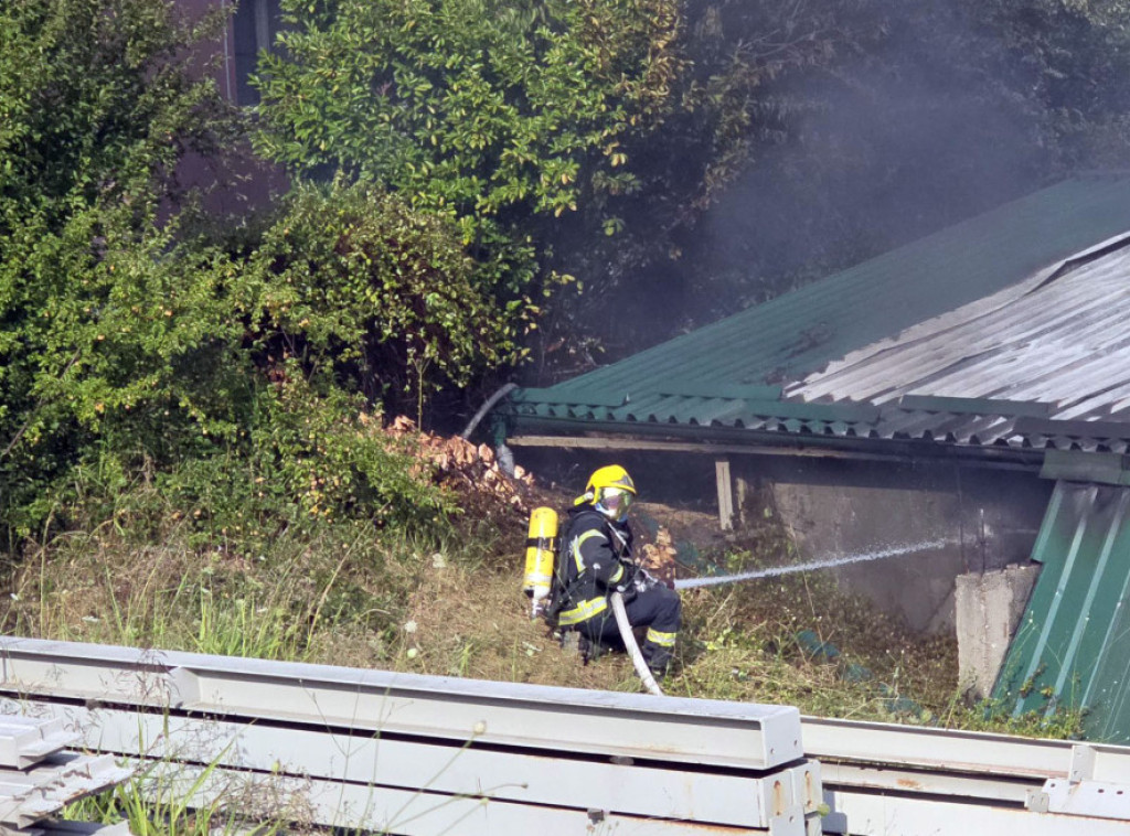 Požar u hali u Malom Mokrom Lugu lokalizovan, nema povređenih