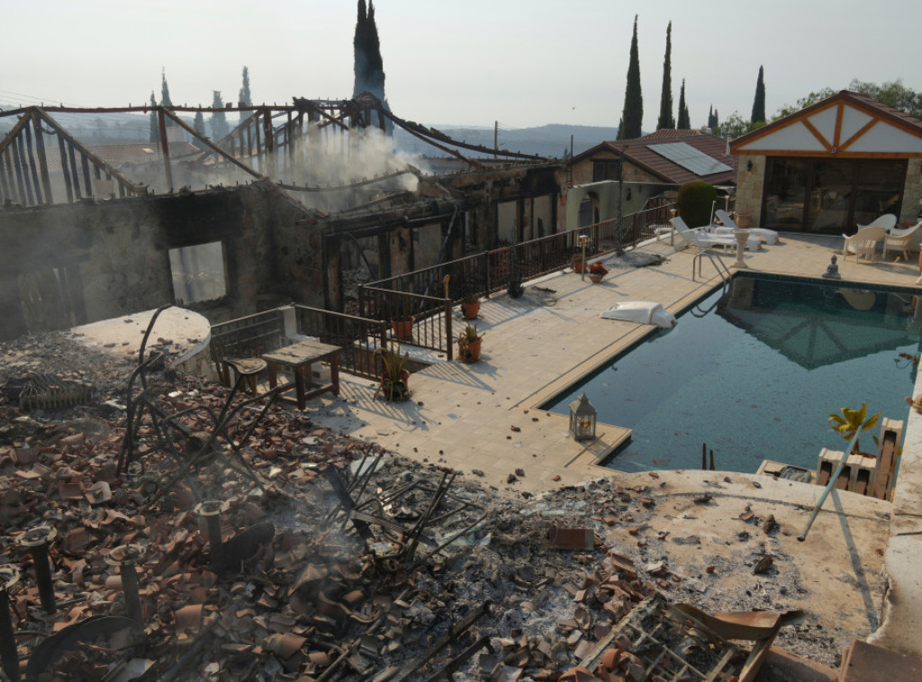 Dve osobe poginule u požaru na Kipru, stotine ljudi evakuisano