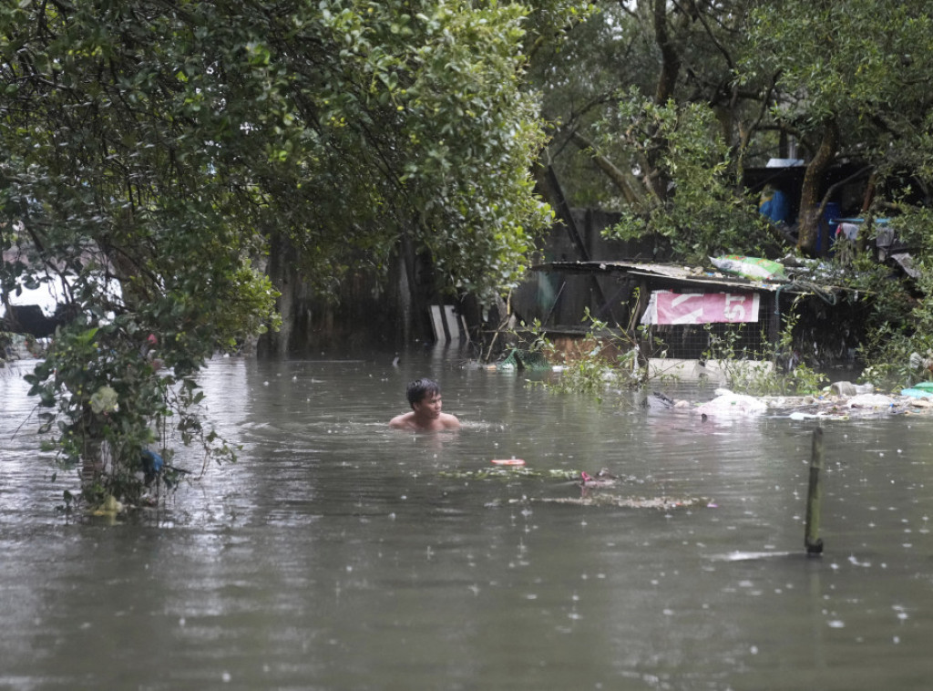 Zbog dve jake oluje na Filipinima zatvorene škole i obustavljeni letovi