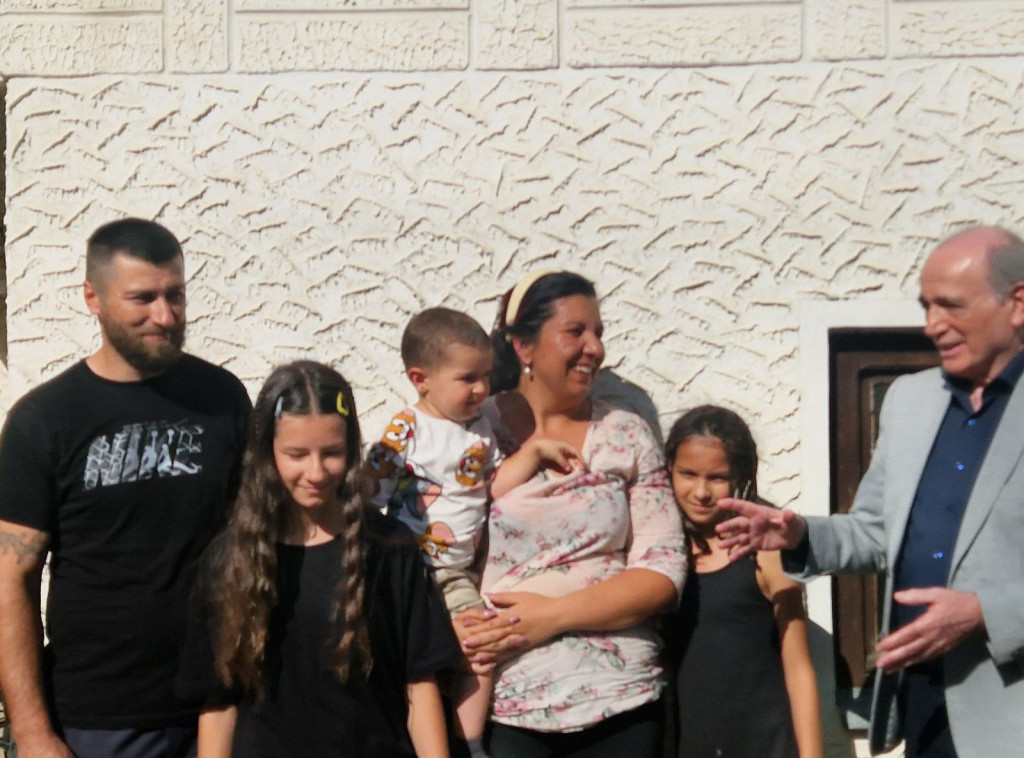 Krkobabić posetio šestočlanu porodicu u selu Valakonje