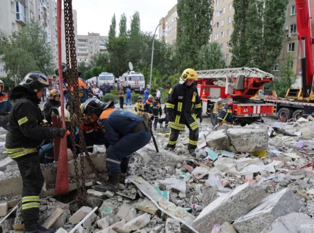 Moguće je da još uvek ima ljudi ispod ruševina srušene zgrade u Saratovu