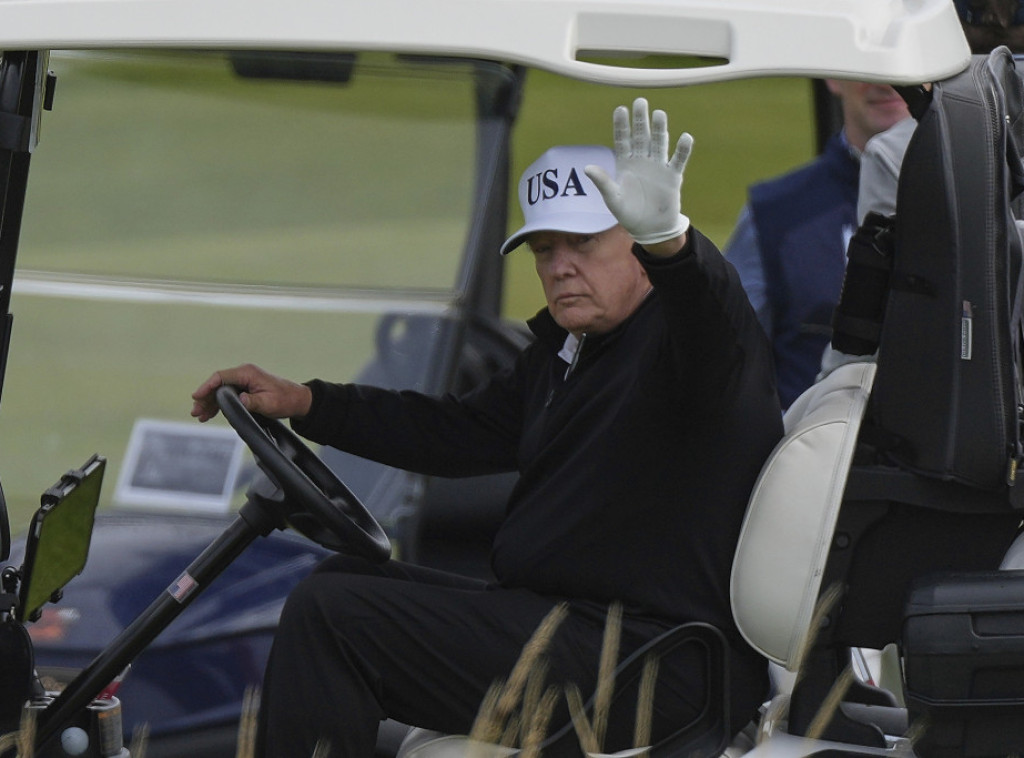 Donald Tramp viđen na golf terenu u Škotskoj uz jake mere bezbednosti
