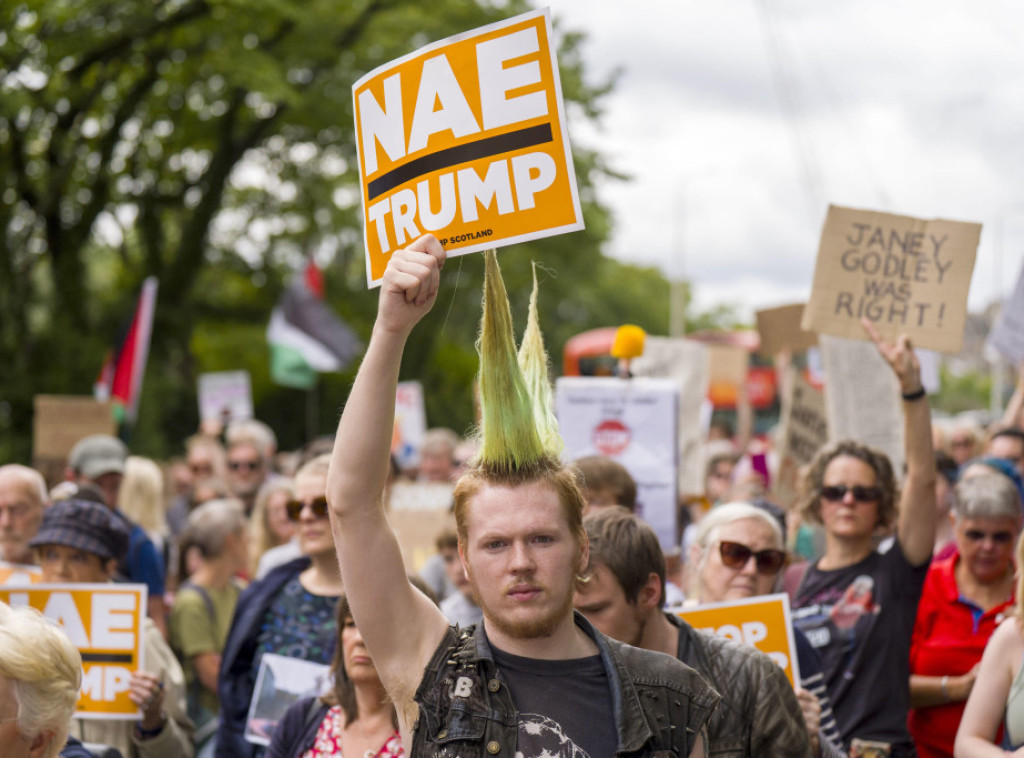 Stotine ljudi u Edinburgu i Aberdinu protestuju protiv Trampove posete Škotskoj