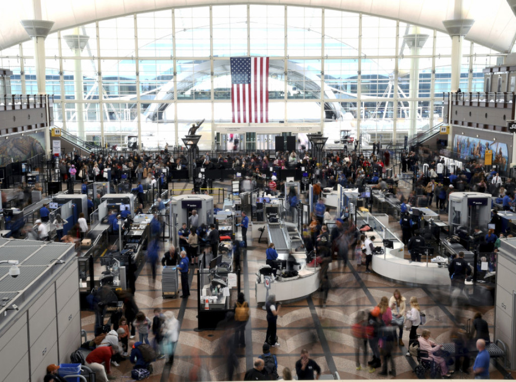 Putnici evakuisani iz aviona na aerodromu u Denveru zbog problema sa stajnim trapom