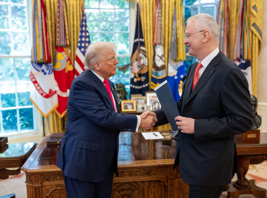 Sutanovac presents credentials to Trump